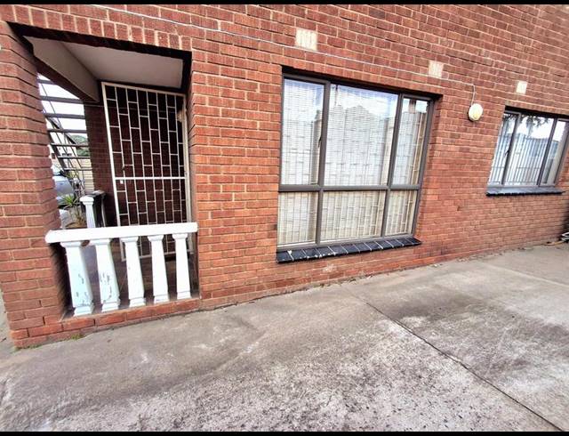 2 BEDROOM PROPERTY TO RENT IN MEREBANK